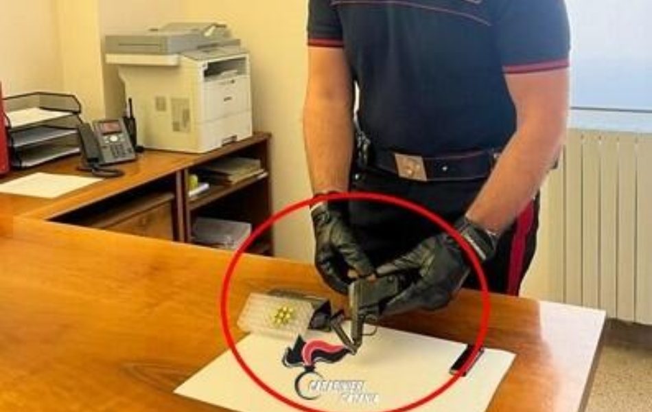 Carabiniere con arma e munizioni, fotografia pubblicata dalla fonte