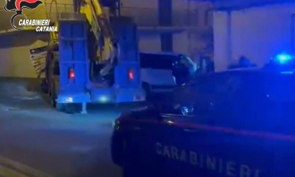 Mezzi recuperati e pattuglia, immagine Carabinieri Catania pubblicata da Etna News 24