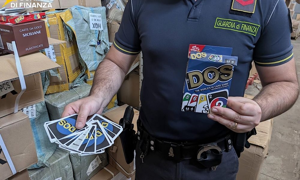 Finanziere con carte da gioco nella fotografia pubblicata da Etna News 24